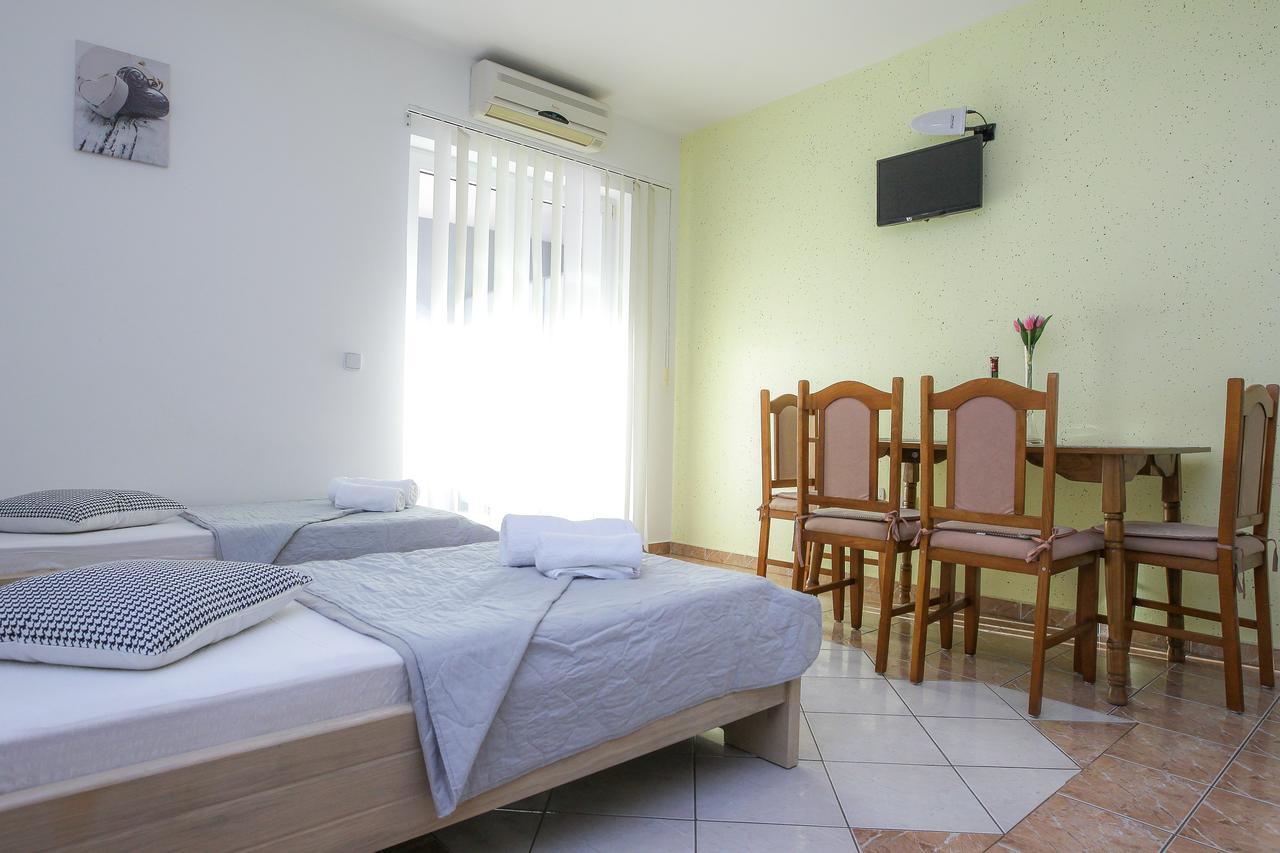 Lucky Luke Pool Apartments Novalja Extérieur photo