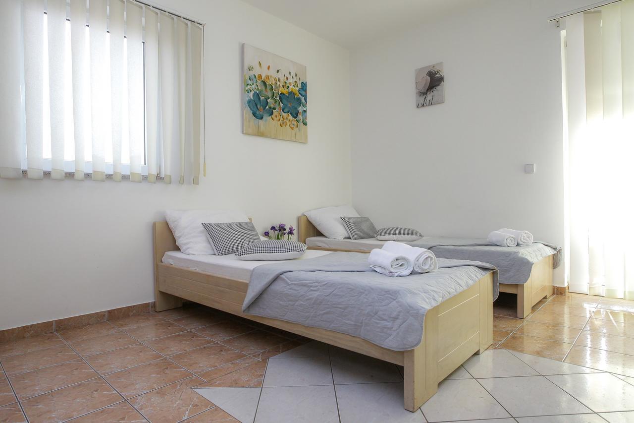 Lucky Luke Pool Apartments Novalja Extérieur photo